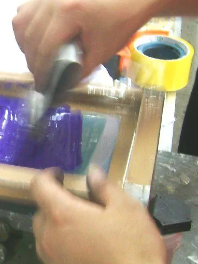 Detail from the archived surface-layer printing instruction showing the operator drawing a squeegee across the inked screen