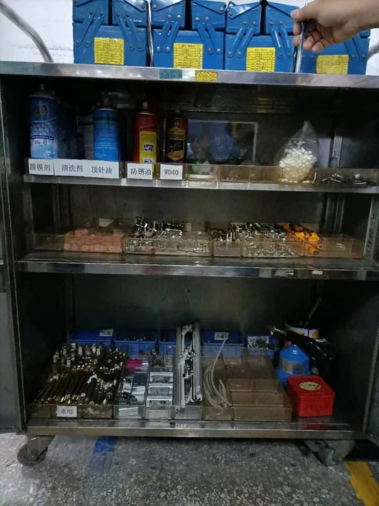 Internal shop-floor exchange — photograph 7