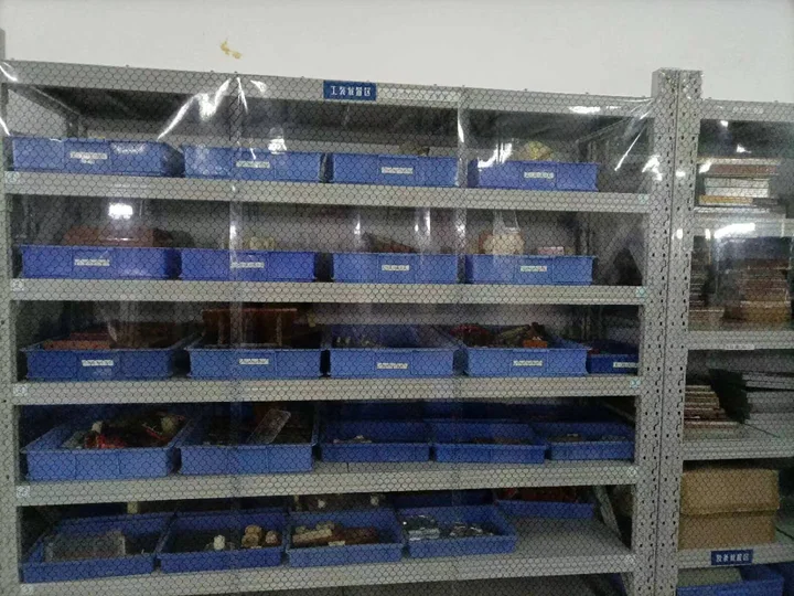 Internal shop-floor exchange — photograph 8