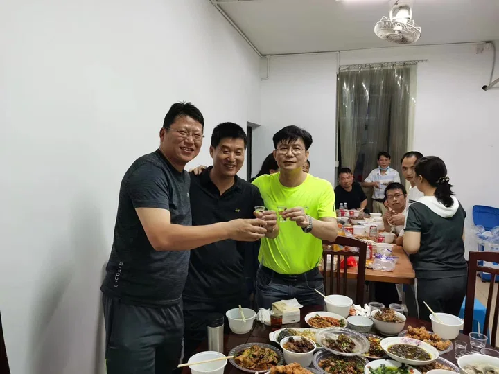Peer discussion and shared meal — photograph 7