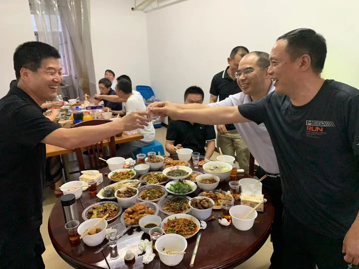 Peer discussion and shared meal — photograph 4
