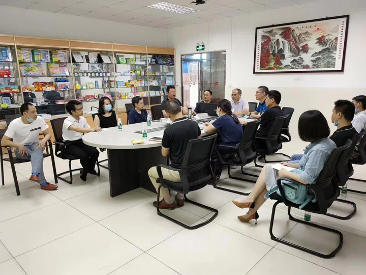 Peer discussion and shared meal — photograph 2