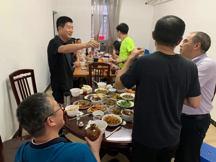 Peer discussion and shared meal — photograph 3