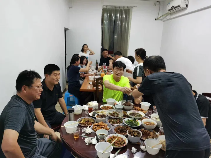 Peer discussion and shared meal — photograph 8