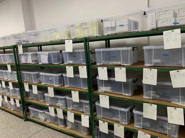 Transparent material storage — photograph 2