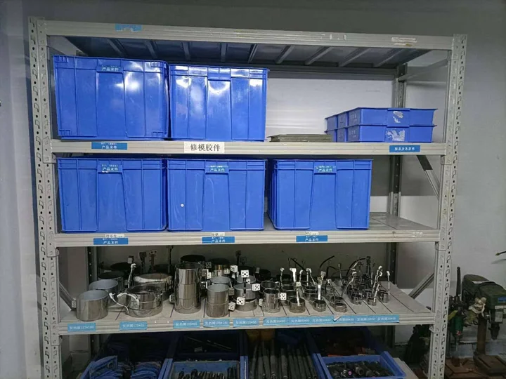 Internal shop-floor exchange — photograph 6